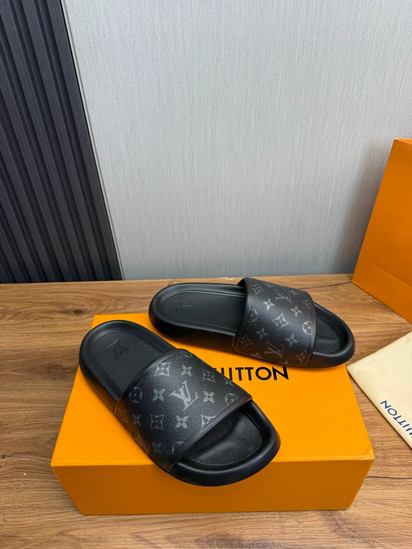 Men's shoes 💰280💰 ▪️LV's popular Little Red Book popular slippers hot sale: 1 shipment✅ Super textured and comfortable slippers, original TPU outsole. Authentic counter box drawer box packaging 🎁Size 38-45